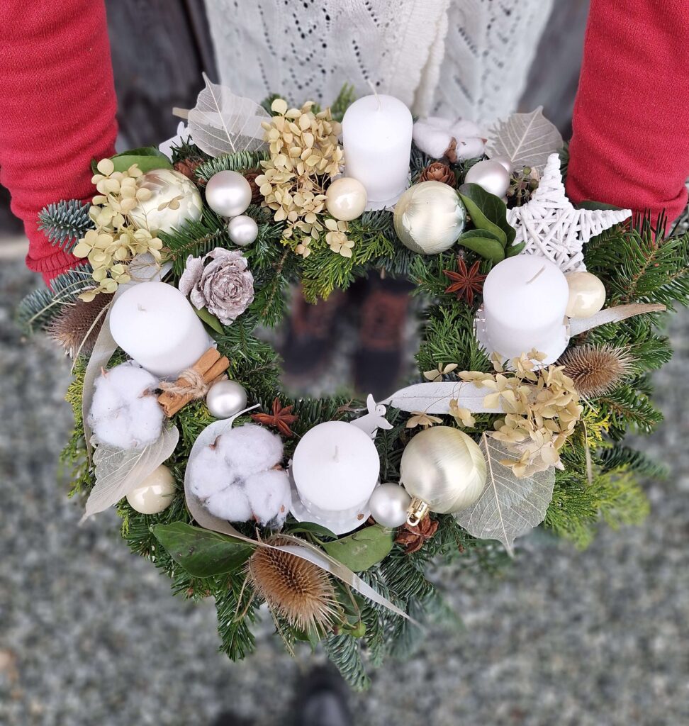 wianek adwentowy kremowy z suszoną hortensją