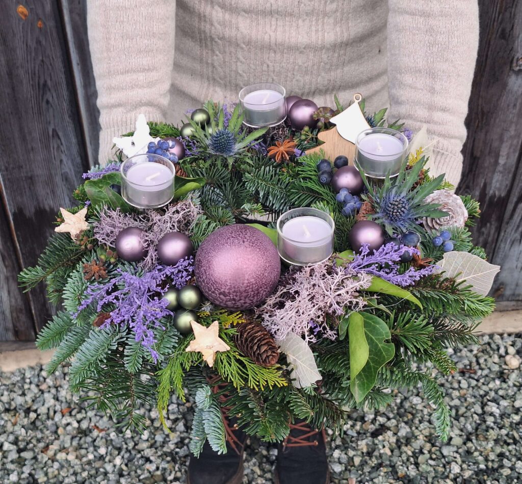 wianek adwentowy w kolorach fioletu
