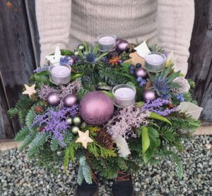 wianek adwentowy w kolorach fioletu