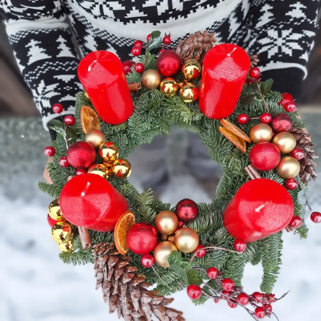 wianek adwentowy czerwono-złoty