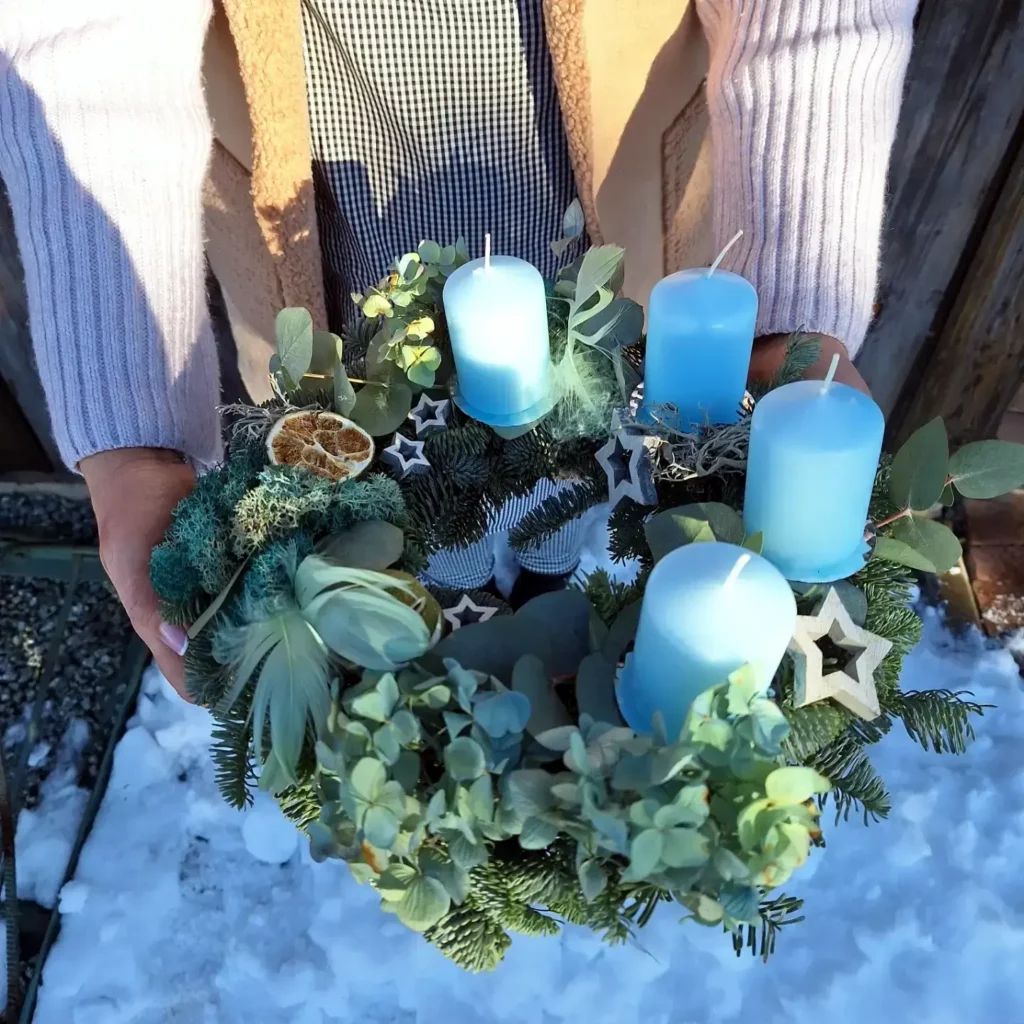 wianek adwentowy naturalny w kolorach błękitu