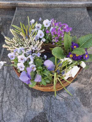 Stroiki na cmentarz z wiosennych kwiatów