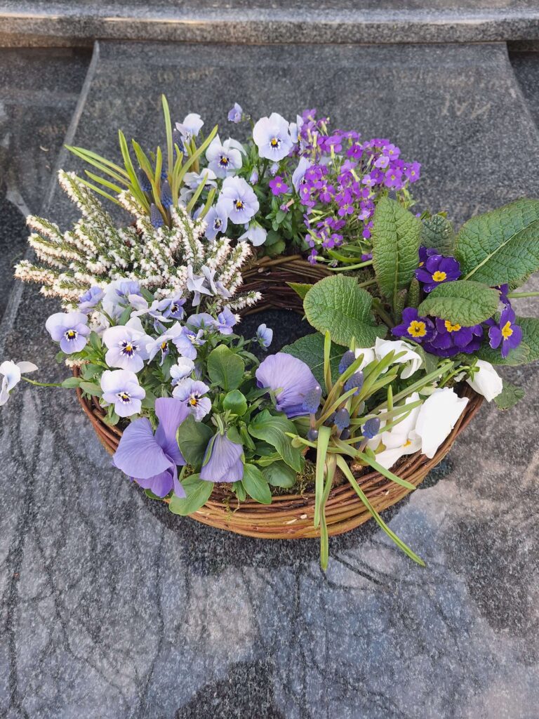 Stroiki na cmentarz z wiosennych kwiatów