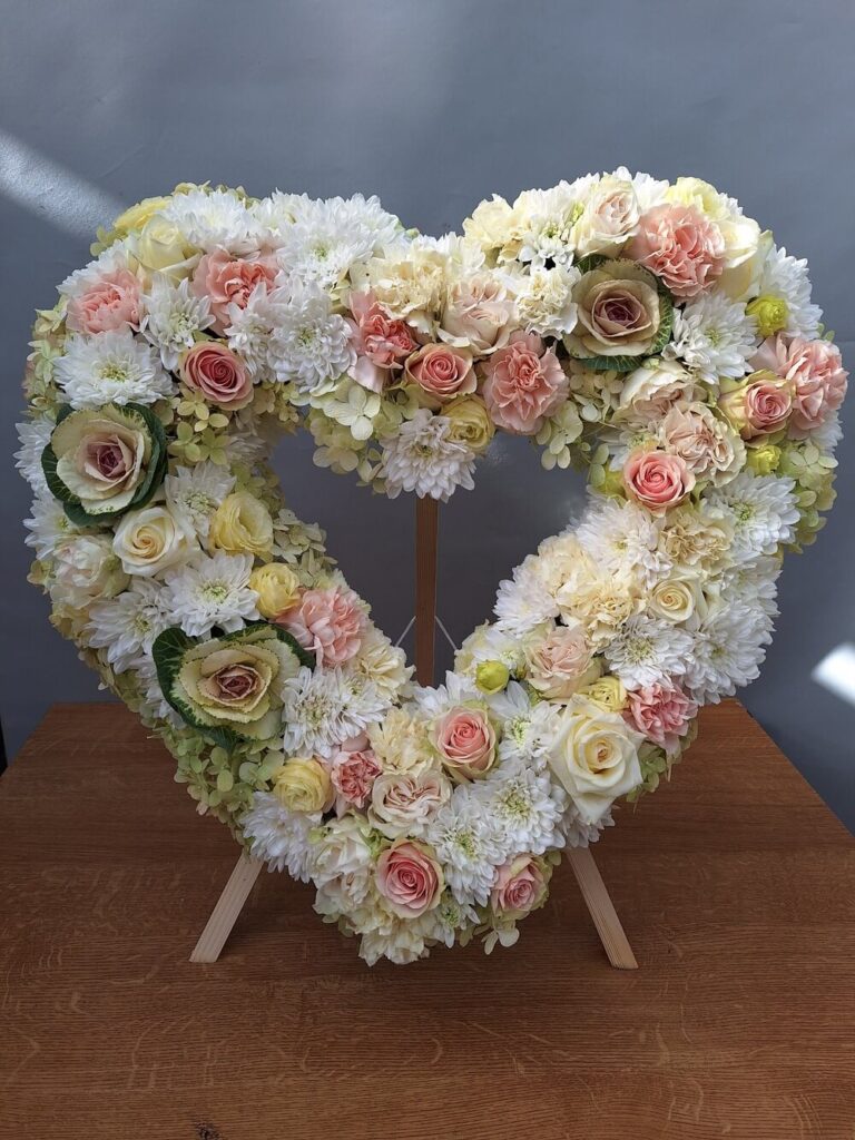 wieniec  kremowy na pogrzeb w kształcie serca Żory 