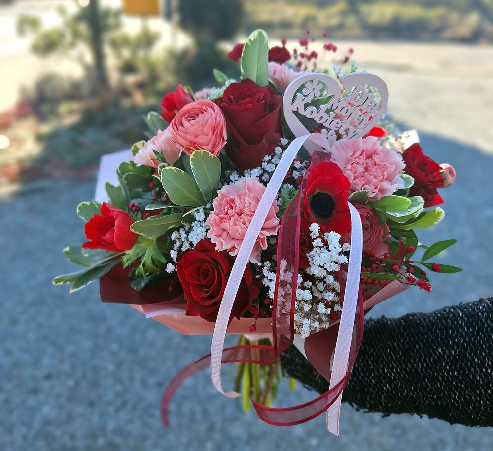 Bukiet na Dzień Kobiet z różami i goździkami – Żory