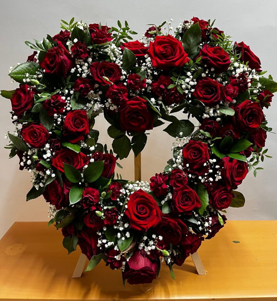 wieniec na pogrzeb w kształcie serca z czerwonych róż Żory