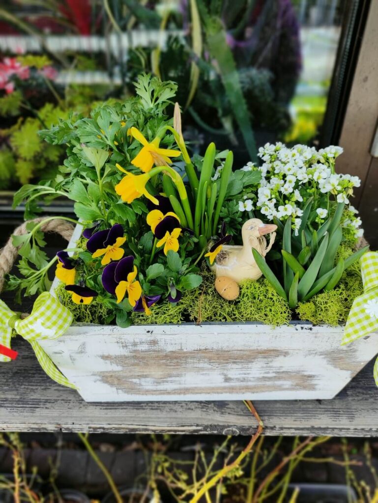 rustykalna kompozycja na cmentarz wiosenne kwiaty